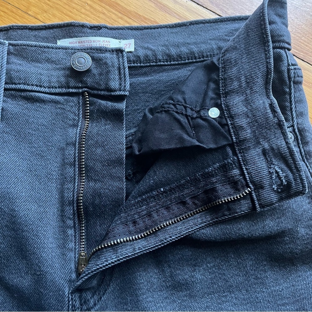 LEVI’S Dark Wash Black High Rise Mom Jeans Size 27 - Picture 5 of 10